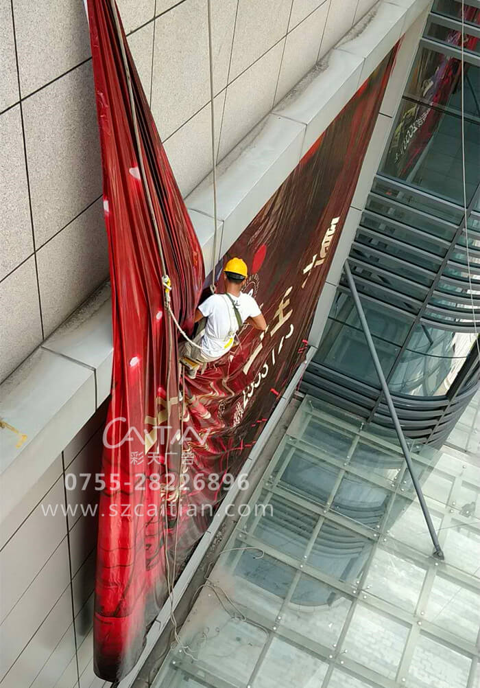 三,施工现场安装拍摄-由持高空证的专业师傅进行高空吊绳安装